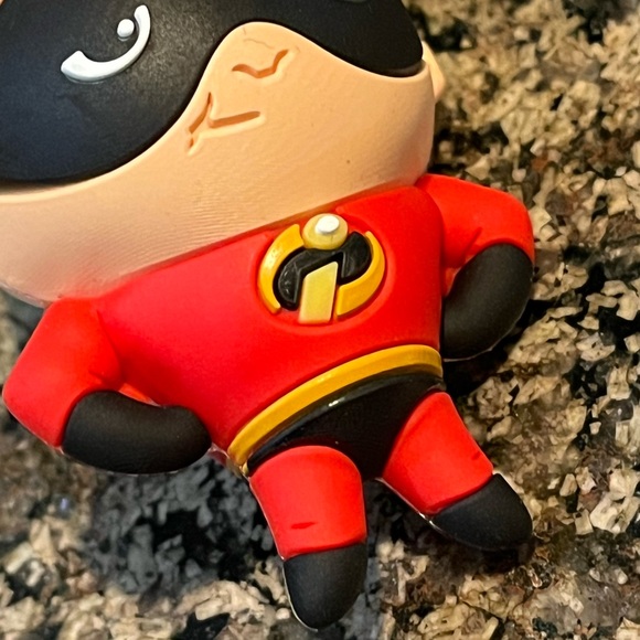 DISNEY The Incredibles Keychain!! BNWT - Picture 3 of 5